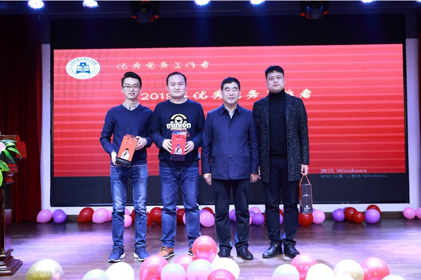 党总支书记姜宗建为优秀党员工作者颁奖